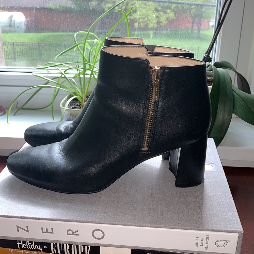 Karl Lagerfeld “Moyen” Side-Seam Ankle Boot in Leather, size 9
